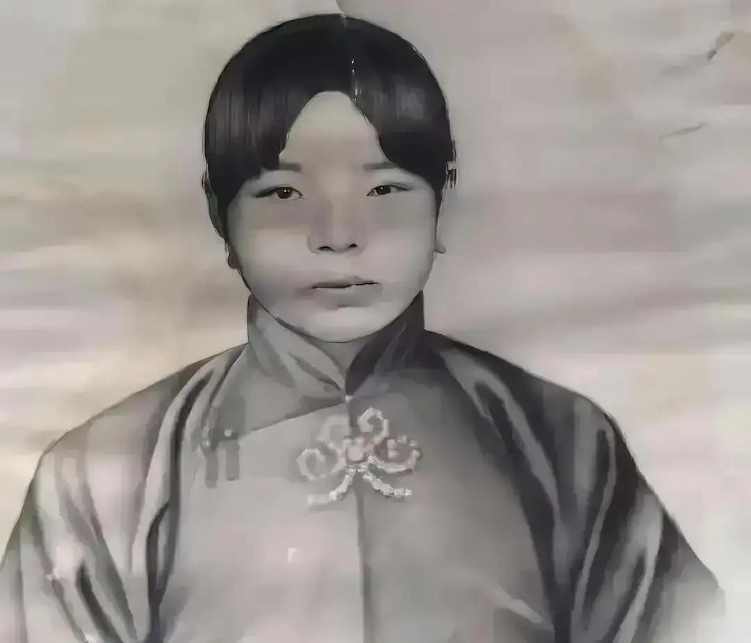 1906年，蒋介石一脚踢向妻子，瞬时，毛福梅捂着肚子倒下了，哀泣不止。蒋母王采玉怒不可遏，冲上前责骂儿子：“你是要打死她吗？”急急忙忙请来郎中，可终究没能保住腹中胎儿。
郎中留下几包药，嘱咐静养。蒋介石被母亲喝令在祠堂跪了一夜，次日清早便不见人影。毛福梅躺了半个月才能勉强起身，她扶着门框看向院子时，