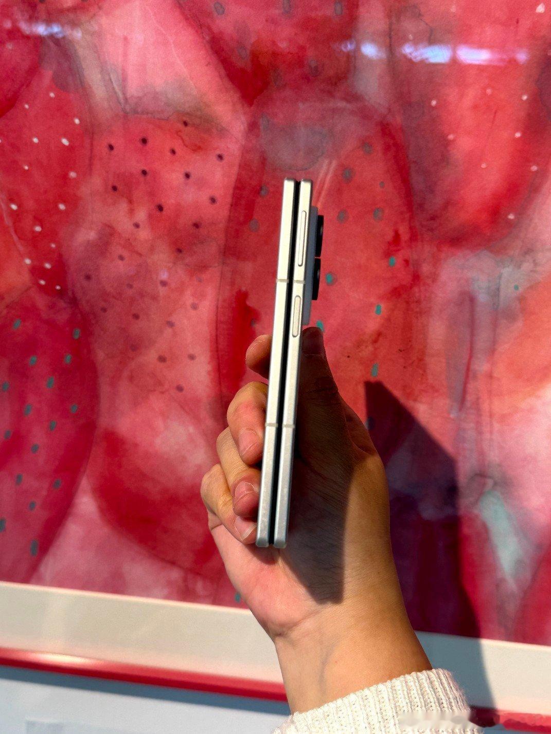 别的不说，折叠屏天天拿手里，轻重厚薄很影响体验。三星 Fold 8是201g、9.7mm，Duo是254g、11.3mm，坠手感差别挺明显，多代迭代还是有优势。#库克承认是看华为等厂家出折叠机才出的##三大运营商回应iPhoneDuo仅支持eSIM##三星ZFold8# ​