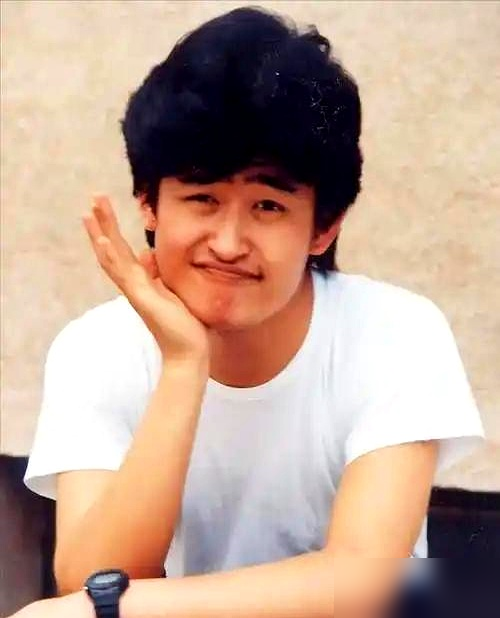 刘欢这一转身，直接改了俩姑娘的命。2012年好声音，他给吉克隽逸按灯，说小黑天鹅，勇敢地飞，给袁娅维按灯，愣是把现场都不看好的怪转音给顶进了主流视野。后来吉克隽逸跟灿星闹僵，资源断了，刘欢2015年上《中国之星》硬把她拽回来，顺带把疙瘩解了。袁娅维更不用说，唱法没人接，刘欢一路给指导、给站台。最绝的