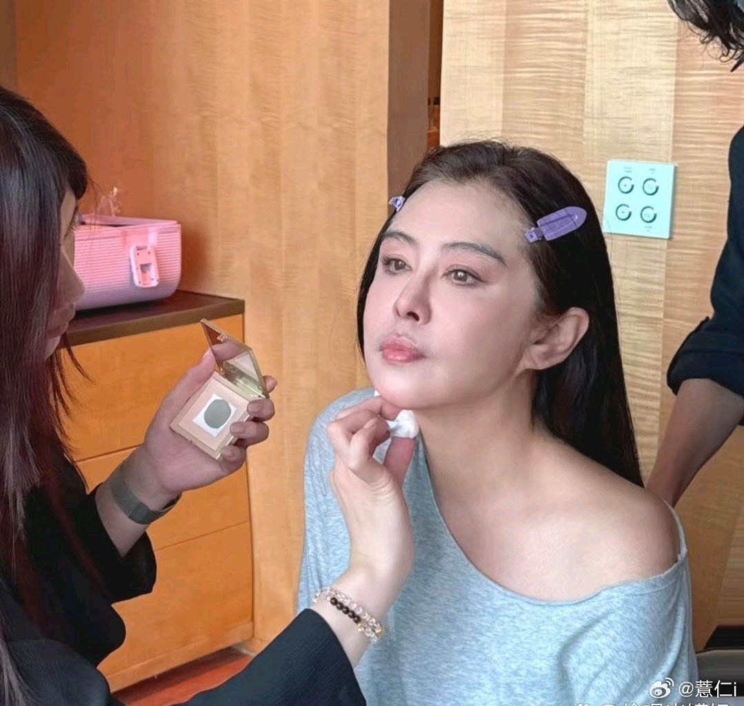 60岁的王祖贤，出了组新化妆照。颜值看着回春了。身材瘦了好多。看着挺显年轻。状态真不错。 ​