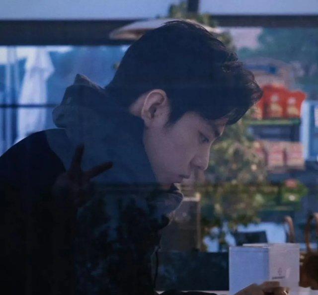 #肖战[超话]# 
盘点了一下战战早期在机场的一些路透 ​