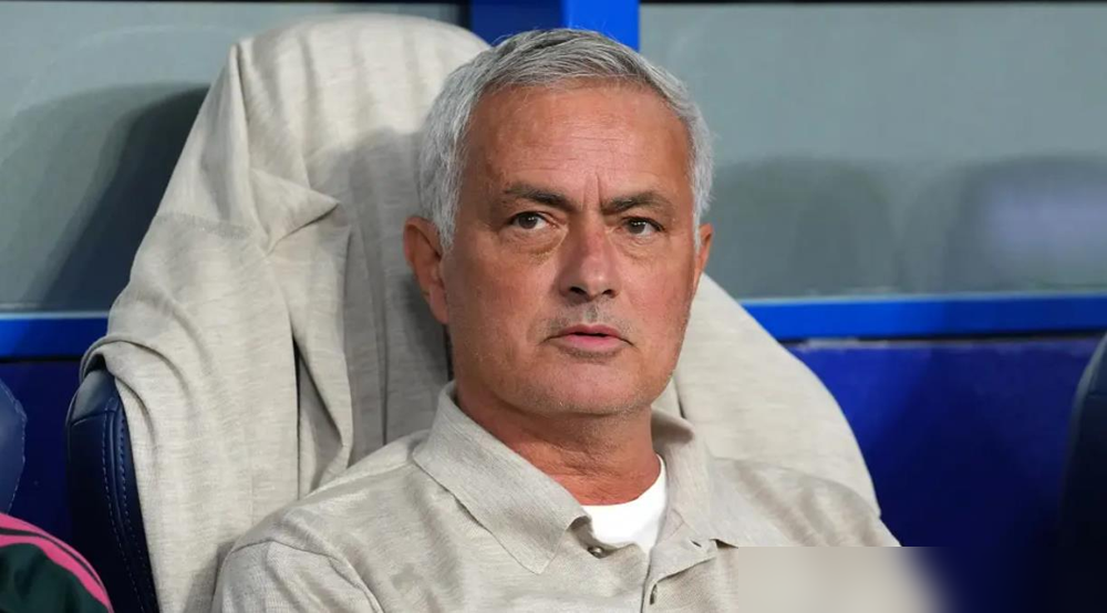 凯恩自己亲口承认了，当年在热刺能拿英超金靴加助攻王，就是被穆里尼奥硬生生逼出来的。
那赛季鸟叔直接把他从禁区里拽出来，让他回撤到10号位拿球组织。别人家前锋等着喂饼，他得先当厨子再当食客。结果一个赛季下来，进球最多的是他，助攻最多的还是他。
孙兴慜那些单刀怎么来的？全是凯恩在中场一脚直塞撕开的防