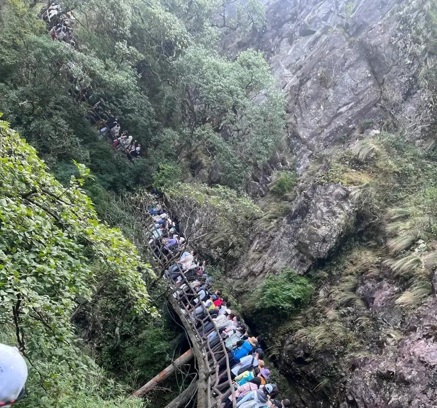 马思纯2021年被全网喊快跑，2026年国庆素颜带爹妈爬大孤山，混在游客里排队敲钟，主动停下来跟路人合影。
2021年3月，她和盘尼西林乐队主唱张哲轩恋情曝光。网上铺天盖地劝她分手，相关话题阅读量动辄上亿。她没回应，也没分手。
2026年10月1日，国庆节。辽宁丹东大孤山景区，38岁的马思纯素颜出现