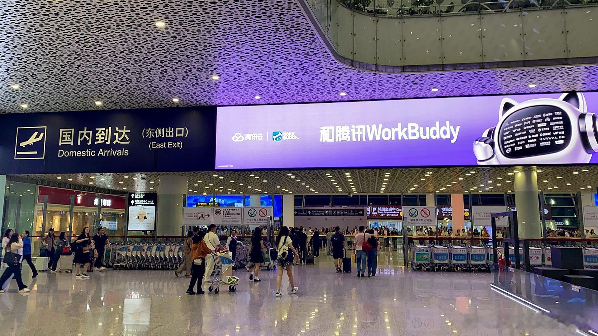每次落地深圳机场都能看到一堆焕然一新的广告海报，几乎都是深圳本土企业...