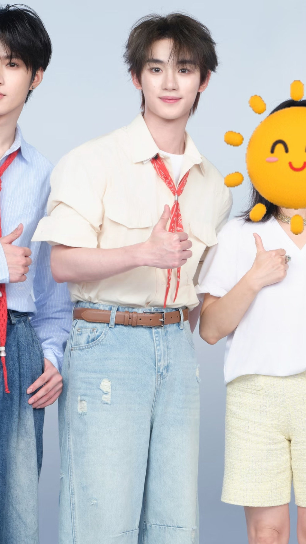 和百度网盘工作人员的合照，丁程鑫简直惊为天人 
#丁程鑫拍的100张拍立得# ​