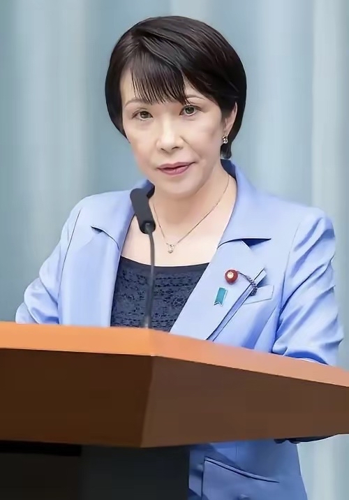 日本苦盼32年，名古屋亚运会终于拉开大幕，可迎面撞上的，却是一连串糟心事。

一个是坏消息，另一个，还是坏消息。

第一个坏消息，主办方为了省钱，干脆不建运动员村，让选手们挤在邮轮和集装箱里。住宿条件之差，连选手都忍不住吐槽，这事儿早就在网上传开了。

另一个坏消息更扎心，部分比赛看台上冷冷清清，连