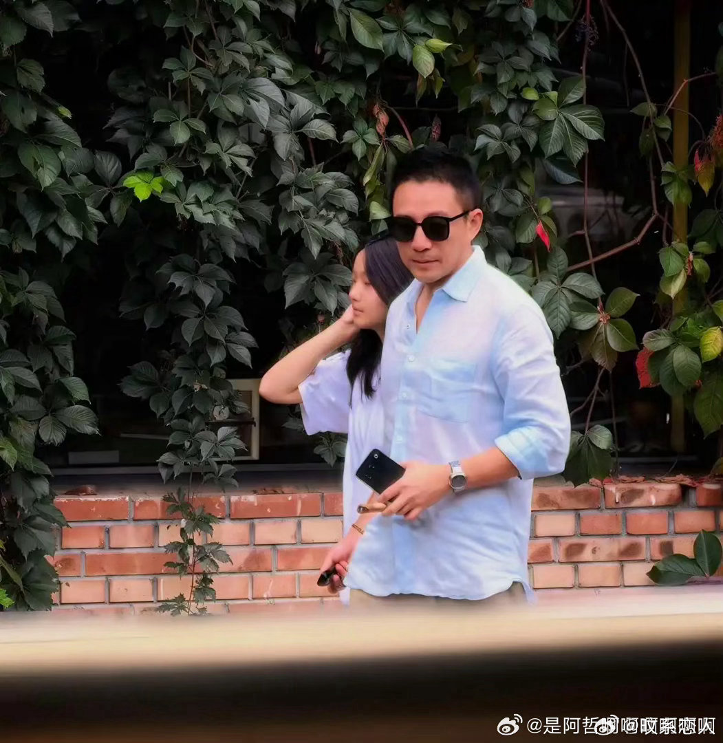 汪小菲带娃过节！玥儿穿白T恤超像大S，身高超170只比爸爸矮半个头 ​