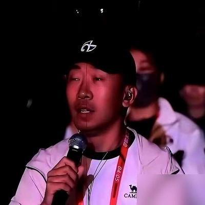 周杰伦演唱会点歌环节，镜头切到杨迪，全场起哄。他张嘴报了个歌名，周董愣了一秒，说这歌没准备。
换别人早尬住了。杨迪立马接话，那换一首，刘畊宏写的《爱琴海》。
现场直接炸了。刘畊宏就坐在台下，站起来挥手，周杰伦笑着起调，几万人跟着合唱。三秒钟，把“被拒绝”变成全场最嗨的梗。
这反应不是运气。杨迪