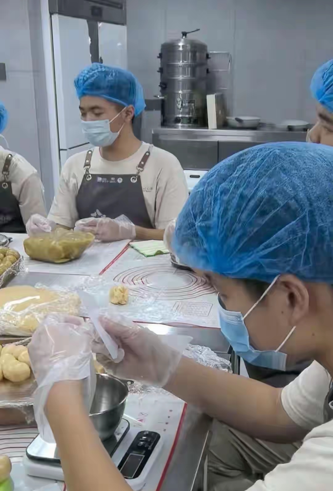 在福州，有一家开在社区边上的烘焙坊，店员是一群患有心智障碍的年轻人。他们平时在这里学着做点心、包饺子，慢慢掌握一门能养活自己的手艺。中秋节前，店里接了一笔两百盒的订单，说是企业给员工发的节日福利。消息传来，二十多个店员都特别兴奋，天没亮就开始忙活。揉面、调馅、压模、烘烤，每一盒都仔细打包，还手写了祝