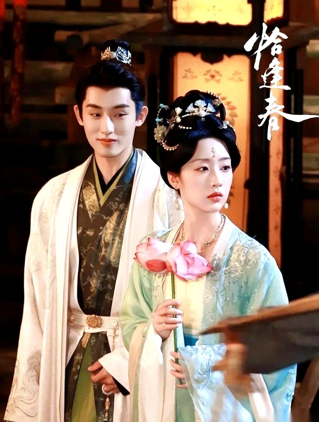 芒果新上线的《恰逢春》刚播出两集，邓恩熙和董思成演的庶女与冷面将军就被帝王赐了婚。
这俩人结完婚连对方的喜好都没摸清，全程都在互相猜忌防备，压根没演一见钟情。
将军在后院应付姨母刁难时的手足无措，成了这段宅斗权谋线里首当其冲的问题。
这段时间扎堆上的古装剧，套路实在太好猜了。
不是没话找话硬塞甜饼，