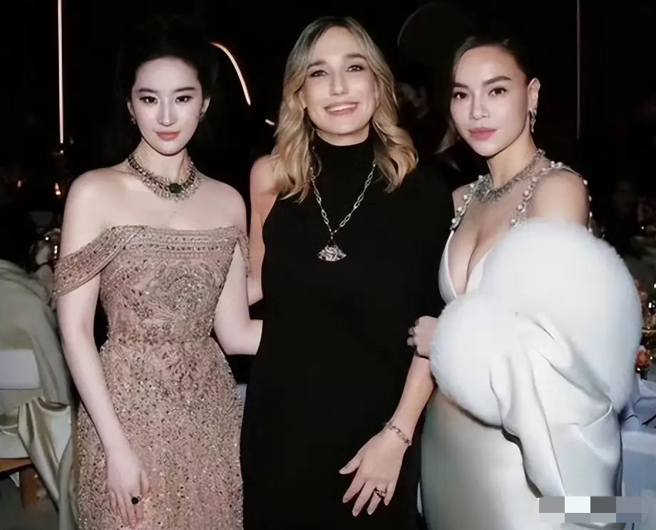 刘亦菲发合照把越南女星裁掉了，胡玉荷本人回应：不在意，没觉得被冒犯……
这届网友管的真宽，发合照裁掉一个人，原因有很多。
可能是和这个人不熟悉，也可能是这个人不适合出现在自己的社交账号，还可能有一些其他考量。
个人觉得，这位女性穿着太过暴露了，给人的感觉不那么高级，刘亦菲裁掉她可能是因为穿着。大家怎