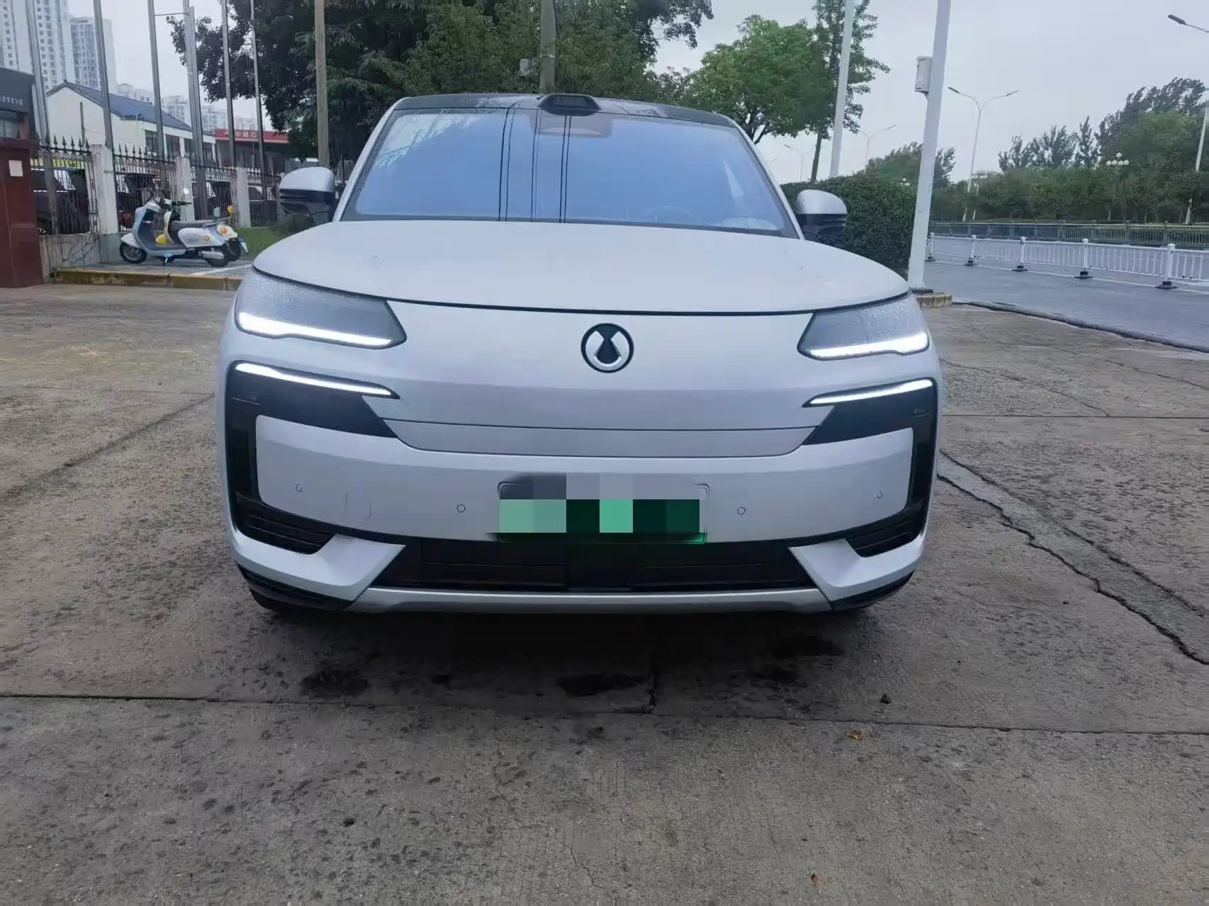 这次去店里试驾腾势N9，销售帮我调到了舒适模式，我在市区道路开了一圈，重点感受了底盘在舒适模式下的表现。出停车场过第一个减速带的时候，我就明显感觉到悬挂很软，车身上下起伏很柔和，坐在车里几乎感觉不到冲击。
走到一段正在修路的区域，路面有不少坑洼和补丁。舒适模式下，悬挂把这些颠簸都化解得很干净，传到座