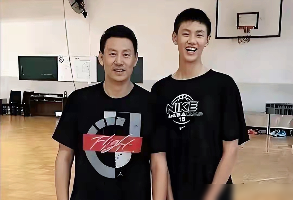 老子管教儿子，连个上场机会都不给？
10月11日，北京首钢打江苏肯帝亚。李楠坐在首钢教练席，李禄曈穿着江苏33号，坐对面替补席。整整一场，一秒没上。
2米13的大个子，2025年11月在澳洲训练，胫腓骨远端多发骨折，躺了11个月。2026年8月31日，江苏队几乎是零成本把他捡回去的，为啥？内线没
