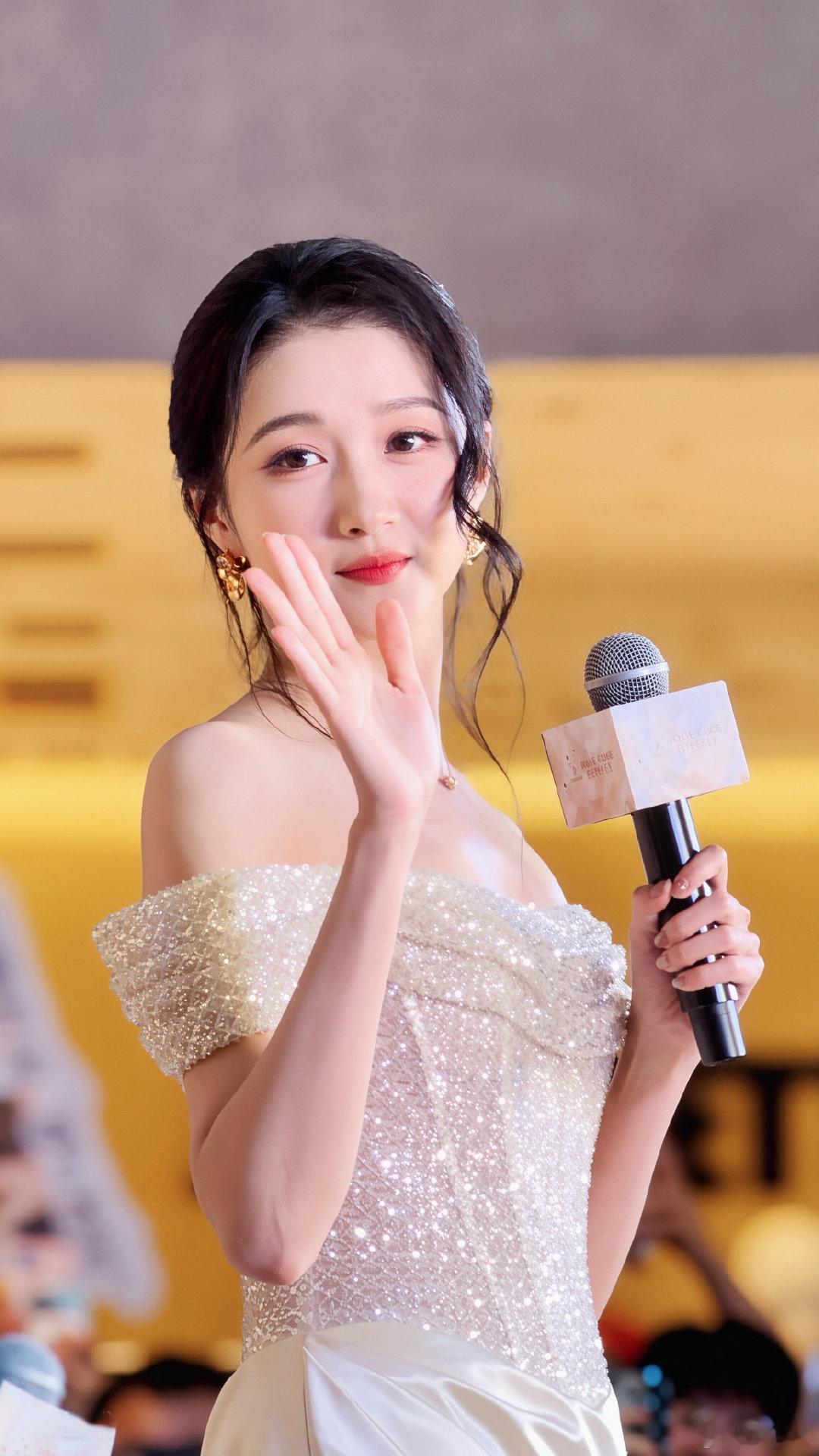#关晓彤[超话]#  路人为甜筒们拍了一些美美的产出，希望大家喜欢呀，晓彤本人好高好美呀😭​