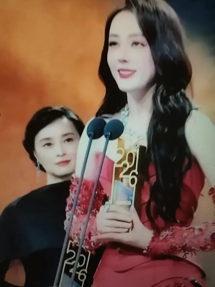 迪丽热巴拿奖上台发言，讲《利剑.玫瑰》的创作初心和女性力量，身后的吴越全心专注地看着热巴，眼神里透出的全是欣赏和鼓励，展现出一个前辈对后辈的欣赏。