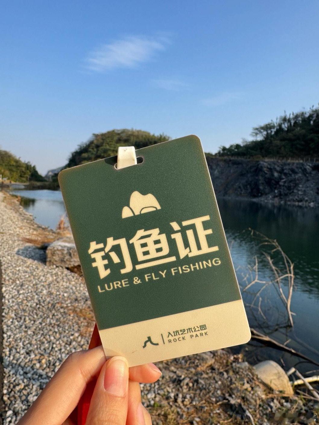 #黄仁勋不理解AI巨头求监管#
黄仁勋哪里是不明白？
就像嘉陵江边上卖鱼竿的，巴不得钓鱼佬越多越好，他的鱼竿才有销路。
现在突然有两个占了最好钓位的老大哥，跑去找渔政说要封江、要办钓鱼证，明面上说怕有人钓出危险，实则想干什么是个人都知道。

最搞笑的，是黄仁勋一边表示不理解，一边自己又在 ​