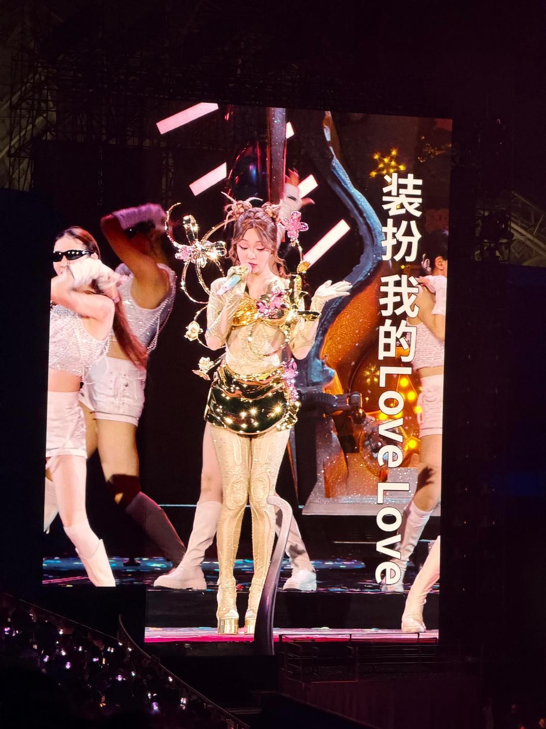 #张韶涵爆改ai机器人##怀疑张韶涵是ai机器人#造型师是把未来世界穿在张韶涵身上了吗，紫蓝长发配上硬核机甲战衣，出场瞬间全场沸腾。也难怪大家玩梗怀疑是AI机器人，这个视觉效果真的太有虚拟世界那股味道。 ​