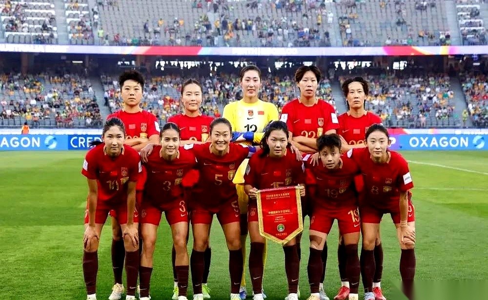中国女足在名古屋亚运会的赛场上，依然把37岁的张睿和31岁的王霜当成绝对主力。
她们下午交手的对手，只是香港队这样一支被视为三四流层级的队伍。
参赛名单上33岁的吴海燕、30岁的张程雪和30岁的乌日古木拉上场积攒着国际比赛的场次和进球数，把年轻人上场首发的位置挤了个干干净净。
竞技体育说穿了就是比拼