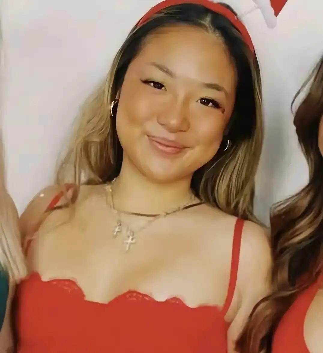 张学友估计这会儿也是有些无奈，夫妻俩严防死守捂了二十多年的大闺女张瑶华，一组海外生活照还是在全网炸开了锅

没有大家脑补的清纯乖巧，也没有圈子里烂大街的白瘦幼

顶着一头浅金色长发，特意美黑的小麦色皮肤，配上利落的欧美浓妆和微胖带肉感的身材

这二十五六岁的姑娘，硬是打破了所有人对“港风千金”的刻板