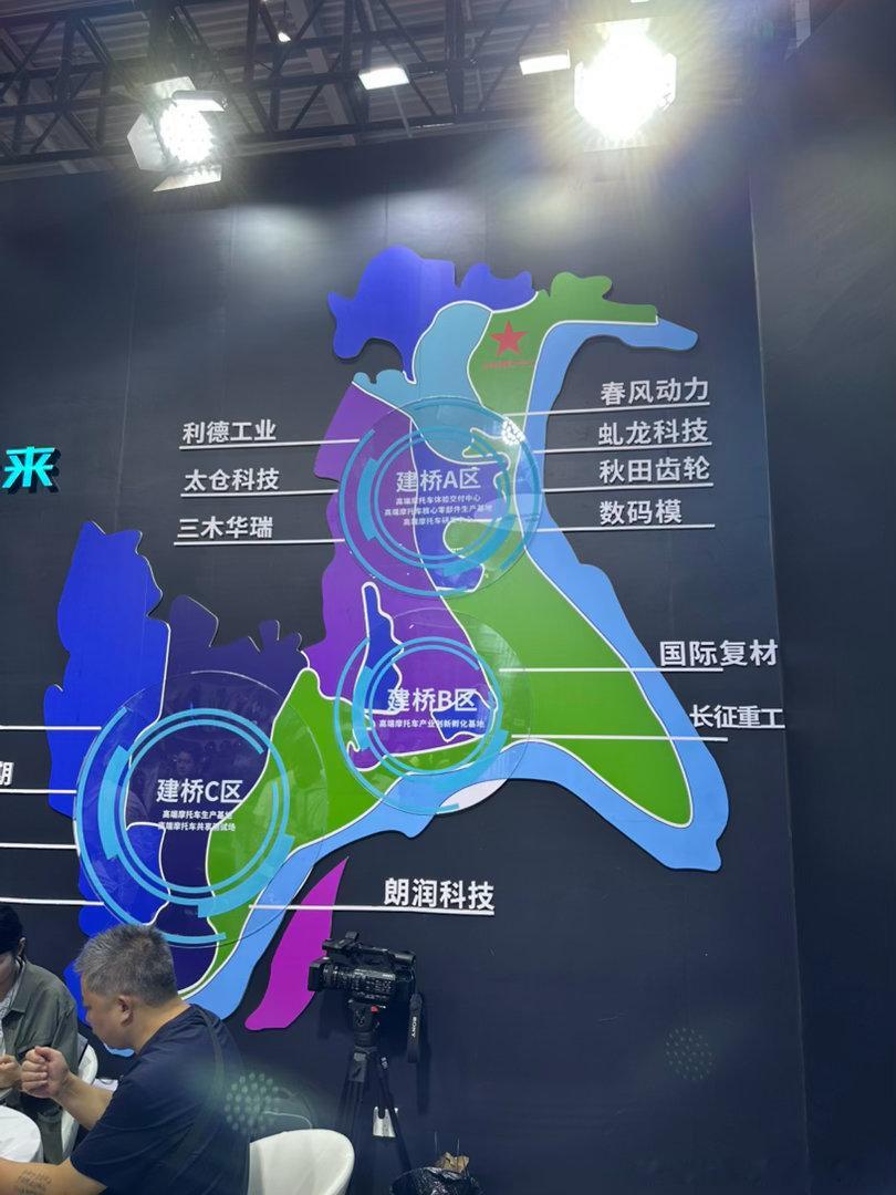 “春风摩托没来摩博会吗？！”嗯，其实来了的，就在N5馆重庆大渡口区展位，和虬龙电动摩托车的展位背靠背！2026年，春风摩托，钱江摩托，都在重庆大渡口建设有新工厂，越来越强啦！

最近几年，越来越的摩托车电动车的整车和零部件厂商在重庆设立工厂或者研发机构，重庆己经是全国最大的摩托车产业集群 ​