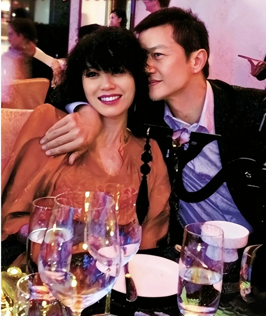 李亚鹏对王菲的爱，从一开始就爱到了骨髓里，他俩的爱完全不对等，王菲对他的爱可有可无。