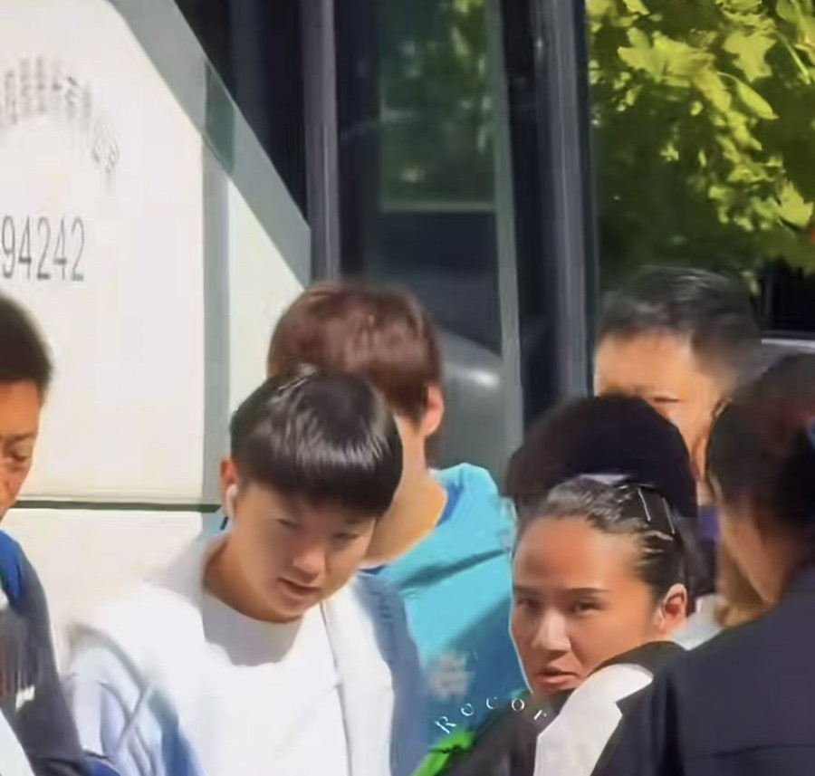 国乒女队近日抵达北京首钢园。
今天中午，国乒第三批运动员和教练抵达，备战接下来的中国大满贯赛。孙颖莎、王曼昱、蒯曼也是刚从名古屋回来三天的时间，休息调整了三天后，看着大家的状态还不错。到了首钢园后，入园时先要过安检，然后给运动员发工作牌，看到王曼昱、孙颖莎今天都穿了李 宁新款卫衣，这个季节穿正好呢。