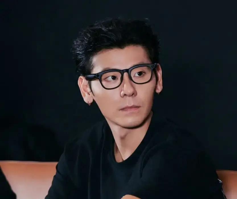 演濒死的大戏不流一滴眼泪，光靠一只哆嗦的杯子就让沈腾当场服气，蒋奇明这戏演得确实有点邪乎

拍那场诀别戏前，他跟导演文牧野反复琢磨，硬是求着把原本设计的哭戏给删了，只换成杯子在桌上剧烈颤抖的动静

连镜头没拍他的时候，他都在旁边不停地跟沈腾说话搭戏，难怪文牧野直呼他是演到骨血里的大演员

从当年的傅