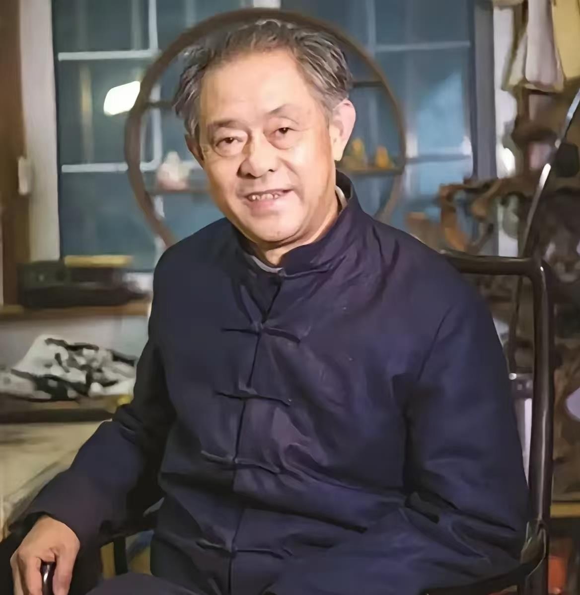 一幅估价8800万的《江南春》图卷，从南博库房“漂流”到拍卖行，牵出了81岁前院长徐湖平的结局。据新华社消息，他利用职务便利为他人在工程、商业合作中提供帮助，收受财物，获刑三年、罚金二十万，党籍和待遇一并取消。更早的通报里，他违规签批调拨捐赠书画，在国家明令禁止后仍同意出售，文物流失的账，最终落到了