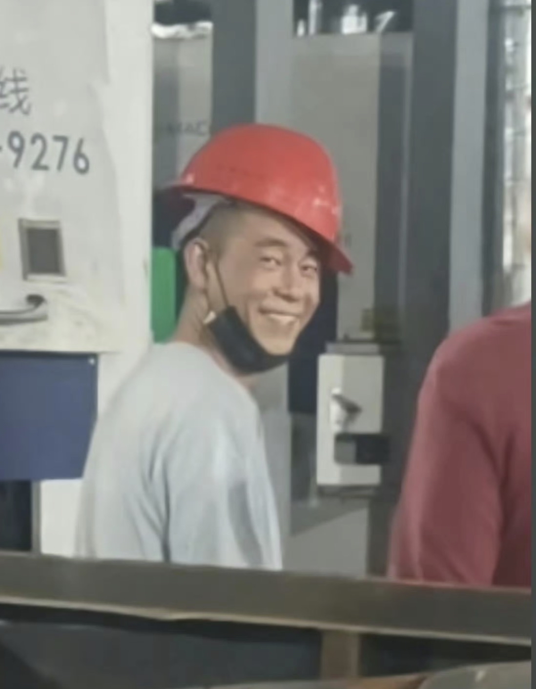 如果我是陈小春那个被送养的弟弟

我应该也不会去打扰大明星哥哥的生活

不是因为不想过好日子，

而是因为放下了，因为小小年纪就被送走了

跟家人完全没有感情，现在回去认亲，只会成为大众茶余饭后的谈资，而且老辈子的思想都是，自己有手有脚的，能养活自己就好了，不去给别人添麻烦。

大家跟我想的一样吗？