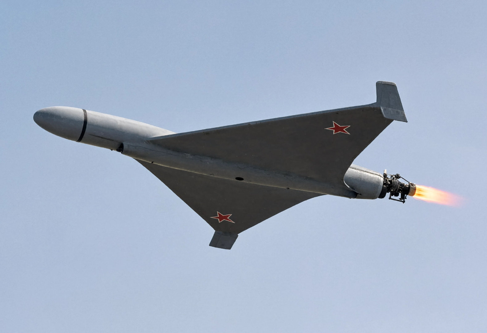Герань-5“天竺葵-5”喷气式自杀无人机时速达到惊人的800公里/小时，接近巡航导弹的速度，大大提高了敌人的拦截难度。 ​