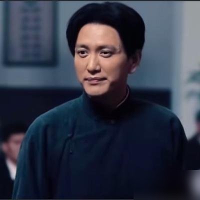 43岁拿飞天视帝，靠的还是演同一个人，王仁君这步棋，走得比谁都狠。
昨晚飞天奖，他凭《浴血荣光》里的青年毛泽东拿了优秀男演员。台下坐了一堆实力派，他愣是脱稿讲了四分钟，央视直接点名夸。这已经是他第五次演伟人了，《古田军号》《1921》《问苍茫》，一部接一部，硬是把特型演员这条路走成了金饭碗。
别