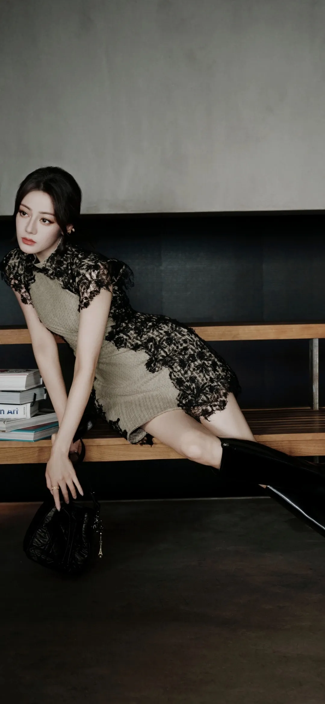 迪丽热巴高清美照分享｜优雅黑裙，时尚街拍，气质满满！