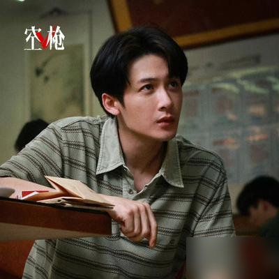 亓宏刚这角色，演得人心里发毛。
《空枪》上线直接杀到热播榜首，檀健次这次连台词都没几句，全靠眼神和呼吸撑着。一个镜头里，他手抖着点烟，火苗晃了三下，没点着。
观众全看进去了。以前觉得他是唱跳出身，现在才发现，这人在镜头前能把自己拆碎了再拼起来。刚拿完长春电影节影帝，又提名金鸡，转头就进组封闭拍新