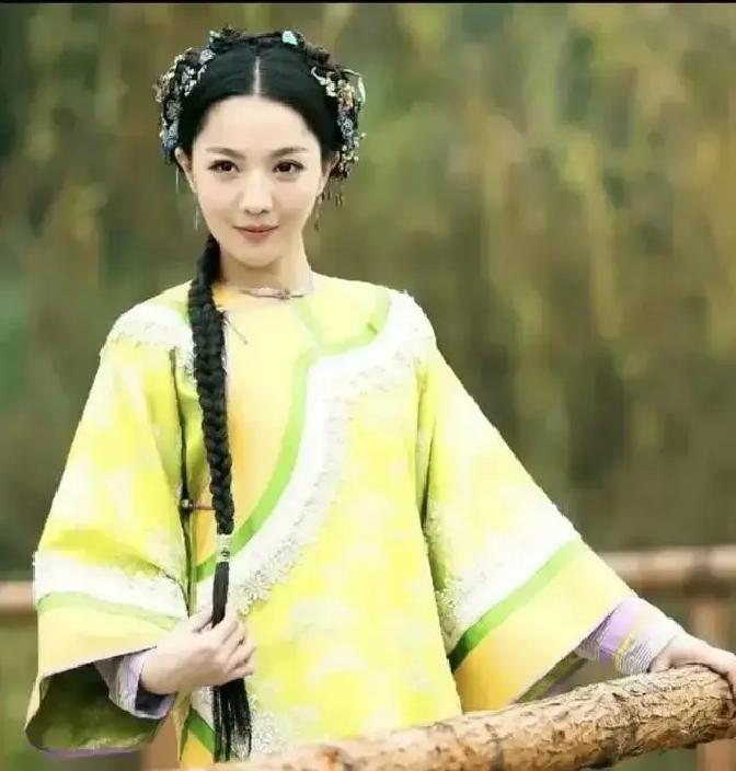 一天，38岁成吉思汗，盯着爱妾漂亮脸蛋看不够，爱妾噗嗤一笑：“大汗，我嫂嫂的美，才叫人移不开眼呢。”怎料，此言一出差点送掉哥哥性命。
 
铁木真收回目光，手指在毯子上轻轻敲了两下。“哦？”他声音不高。
 
瑚黑帖儿话出口就后悔了，手指揪住衣角，又松开。帐里静得很，听得见远处马匹打响鼻。
 
“叫速不