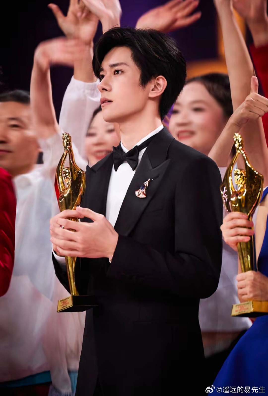 #华为pura90系列全球代言人易烊千玺#      ✨
#易烊千玺千问品牌全球代言人#       ✨

希望你继续兴致盎然地与世界交手，一直走在开满鲜花的路上吧。
@TFBOYS-易烊千玺[心]

📢易撩撩超话组招新啦！！
人美心善的小姐姐在易撩撩等你一起玩嗷[哇]

🥧 ​