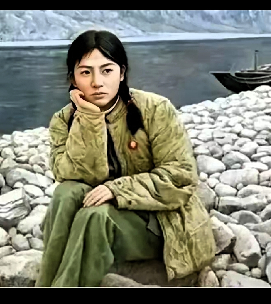 1972年一句孩童诺言，牵动半生温柔！知青救人被许下婚约，结局看哭无数人
 
1972年，21知青李文忠救起一名11岁的落水女孩。然而，女孩竟认真地对他说了一句：“你别结婚，等我长大了，我就给你当媳妇儿！”
 
上世纪七十年代，是一段物资匮乏、岁月质朴的年代。无数城市知青响应号召，告别父母、离开故土