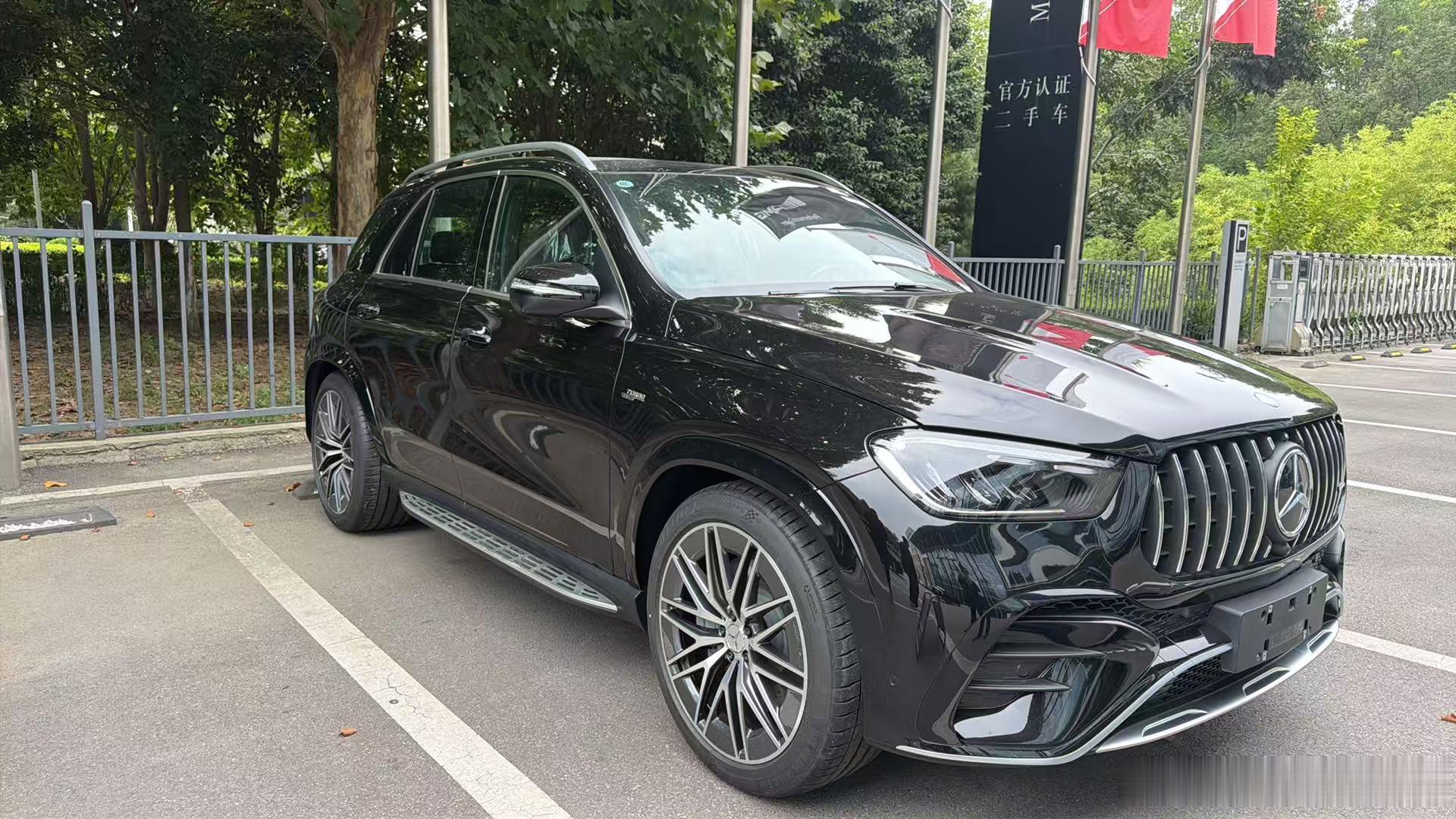 #amg[超话]# 梅赛德斯奔驰-AMG GLE53大满配落地
耀岩黑颜色外观
Nappa辣椒红色内饰
3.0T直六 435马力 全时四驱
空气悬架 底盘升降
柏林之声音响
方向盘旋钮
运动排气
智能领航辅助PLUS
多区域智能空调
选装:
侧踏板
碳纤维方向盘
碳纤维内饰组件
22寸多辐轮毂
皮饰仪表盘与车门腰线
冬季套装
Nappa辣椒 ​