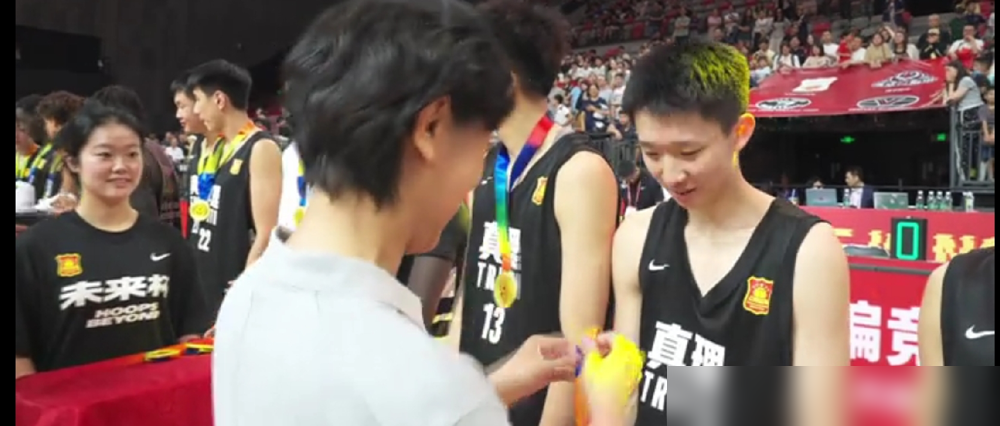 U18男篮输了亚洲杯决赛，主帅王建军居然说输得值。
全场79比89输给澳大利亚10分，总篮板35比57被爆了22个，前场板才6个，光二次进攻就被人家拿了20多分，输得确实憋屈。
唯独18岁后卫张宇辰打出身价，22分钟拿13分7助攻2抢断，第二节单节连砍10分把分咬到只差2分，全场才1次失误，稳得
