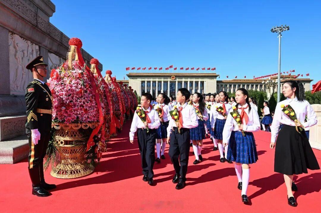 【在盛世铭记来路，让前行更有力量】今天是烈士纪念日，而明天则是国庆节。庄重肃穆的纪念与举国欢庆的节日紧紧相连，寓意深长：即便在欢庆中，我们也始终铭记曾经的牺牲；一个民族要走向未来，就不能忘记那些为今天奠基的人。#烈士纪念日##头啖汤评论#

今年恰逢中国共产党成立105周年、红军长征胜利9 ​