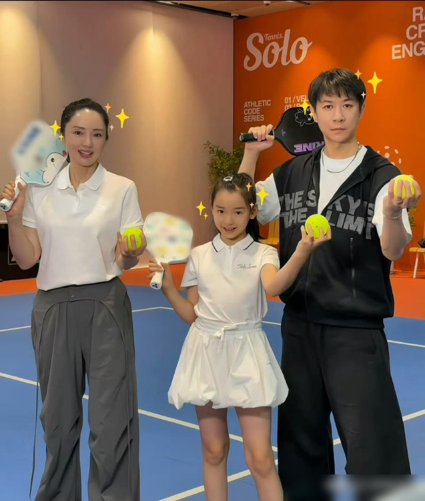 陪女儿打个匹克球，董璇直接把“后爸”张维伊拉上场了。
10岁的小酒窝满场跑，张维伊就在旁边喂球、捡球，动作比亲爹还自然。董璇站边上乐，手机都没举起来。
要知道，这姑娘上个月体检142.5厘米，医生原话“比着尺子长的”。个高，腿长，跑起来带风。
张维伊比董璇小9岁，俩人今年7月才公开。外头一堆人