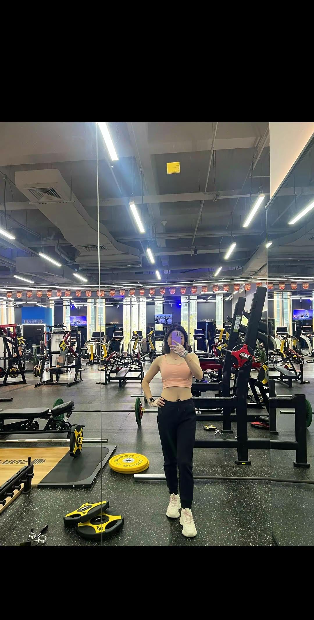 <p>爱健身的小姐姐 <!--{img:0}--></p><img s...