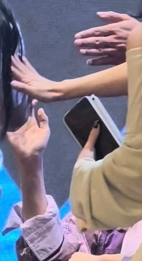 我他妈还没碰到刘铮的手 一万只手已经向我伸过来了 ​