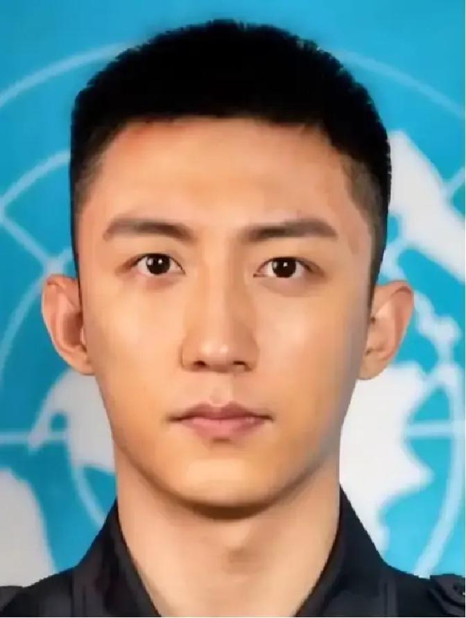 都说黄景瑜是军三代，可谁知道，这个上甘岭英雄的亲孙子，16岁离家，第一份工是在烤肉店烧炭。他不是体验生活，是真穷。
 
炉子里的炭火烧得正旺，热浪扑在脸上，有点刺疼。黄景瑜用铁钩拨了拨炭块，火星子噼啪溅出来，落在他洗得发白的牛仔裤上，烫出几个小洞。他没在意，抹了把额头的汗，汗渍在脸上留下一道灰印子。