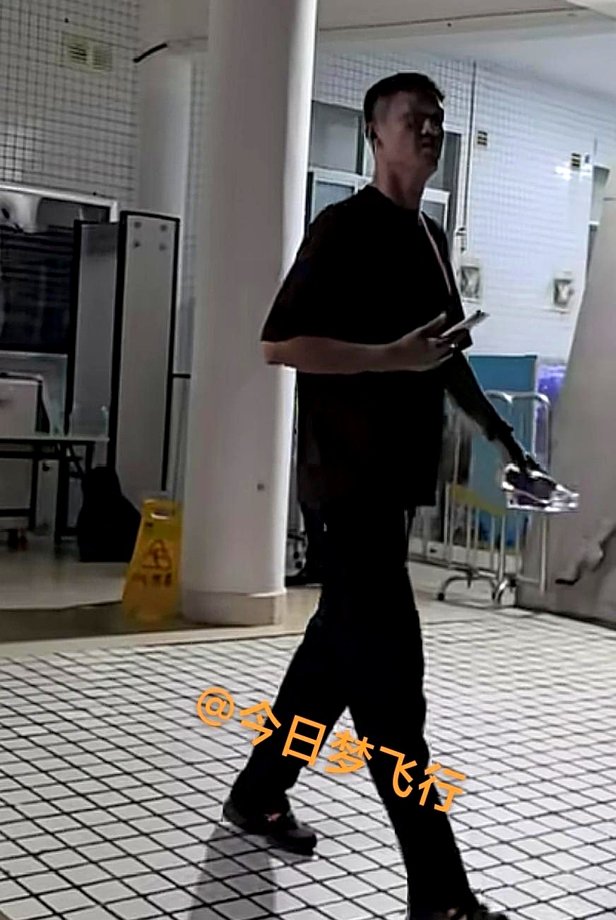 怪不得徐杰下半场直接坐在场边当起了看客，原来亚科夫列维奇在惠州站打深圳这第二场，纯粹是拿来磨合轮换阵容的
 

上半场让他发发牌，交出7分6助攻后就打卡下班
 

剩下的时间全留给年轻人去折腾
 

这场最亮眼的就是杨溢，硬生生砍下全场最高的19分
 

下半场的三分三连中直接稳住局势，对位孙浩钦半