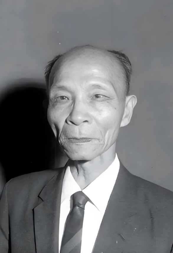 1949年12月，南宁机场乱成一锅粥。广西省政府的人挤在最后一架飞海南的运输机前