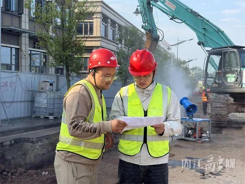 【整体进度已达70%！内江这两条道路预计11月中下旬具备通车条件】内江市市中区乐贤街道排水防涝改造项目正高效推进，目前整体进度达 70%，通过对友丁路、乐贤大道雨水管网新建与提质升级，系统性完善片区排水体系，预计 11 月中下旬两条道路具备通车条件，项目完工后将有效破解片区汛期道路积水难题， ​