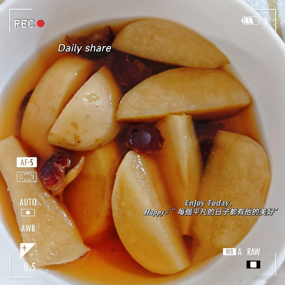 晚上给自己熬了苹果水，放了黄芪和红枣，补补气血。女孩子最重要的事养好自己的气血，毕竟快三十的人了，一点消耗都不能有，平静的生活就是我的追求。 ​