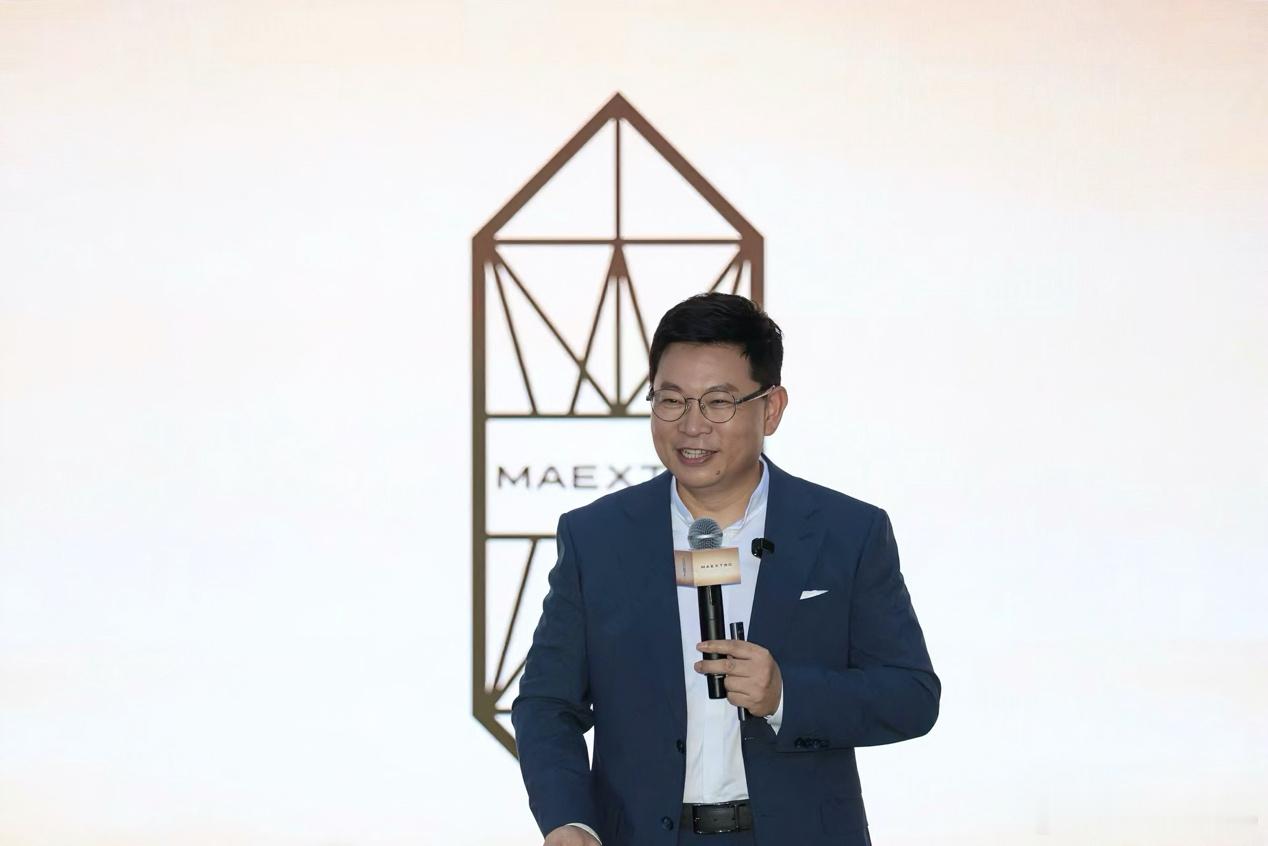 一壶注五杯：鸿蒙智行的平衡术

8月销量出炉，鸿蒙智行以42,101辆的成绩单，再次向市场证明了华为光环的号召力。

然而，当目光从总量移开，穿透到“五界”各自的杯盏之中，看到的却是另一番光景，即总量连续两月下滑，核心支柱问界销量同比近乎腰斩。

曾经期待“多生孩子好打架”的鸿蒙智行，品牌旗 ​