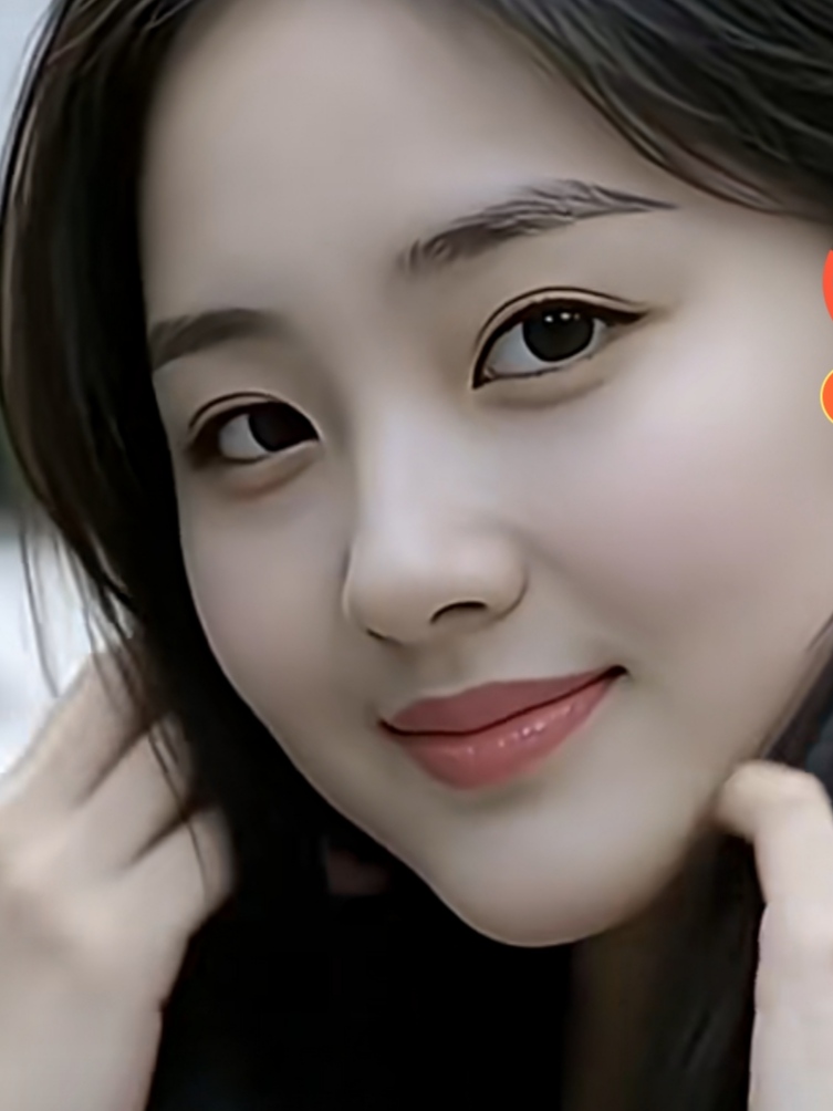 美女欣赏！（微胖美女） 她站在瀑布前，眼睛含情脉脉的看着前方，秀出最美...