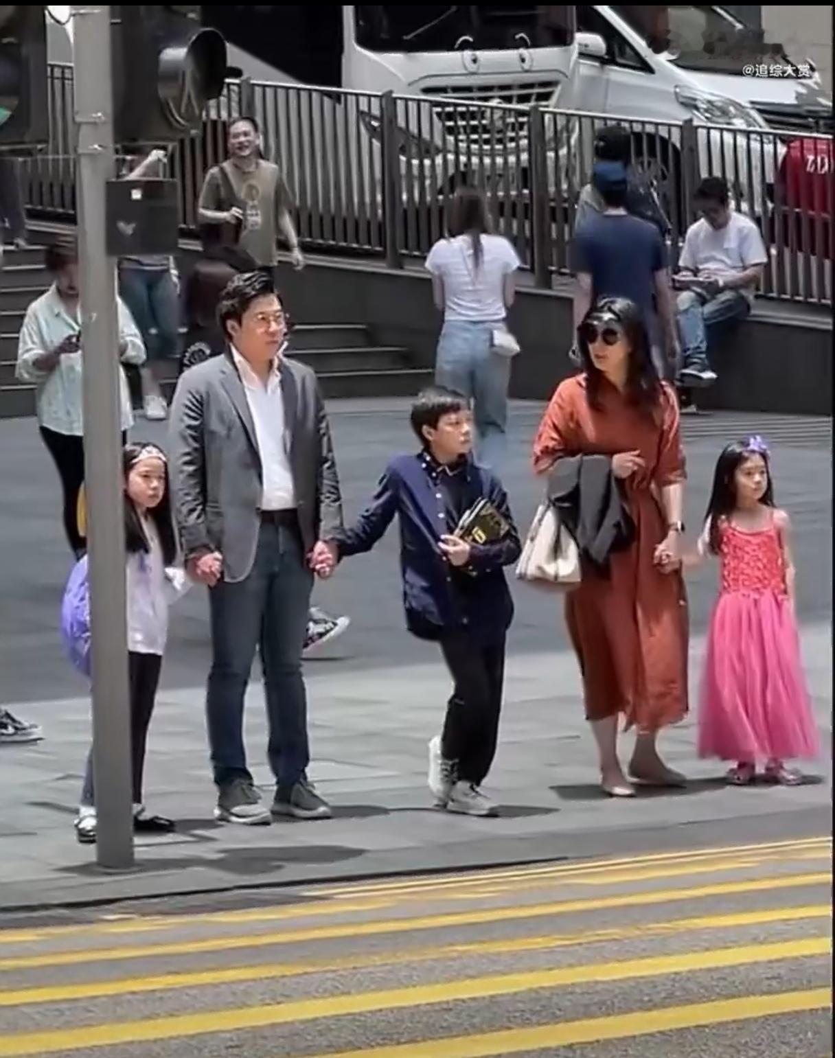 郭晶晶没有坠入”侯门一入深如海，从此萧郎是路人”的循环死结，她下嫁豪门反而使霍家熠熠生辉。她相夫教子，低调朴素，一家人热心体育，参与公益活动，赢得国人尊重和嘉奖。反观内地的所谓成功人士，诸如家印、应成、思聪之流，利欲熏心，沽名钓誉，嚣张跋扈注定不能长远。厚德载物，源远流长这句话永不过时。